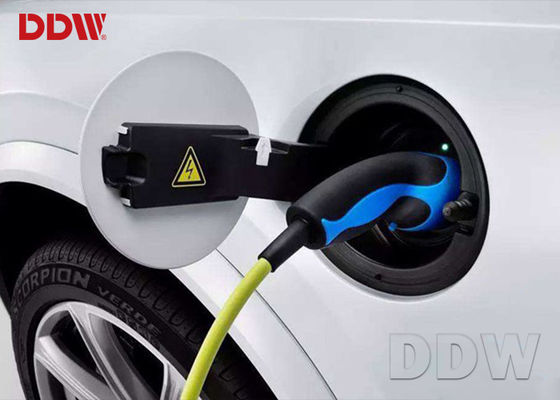 نشانه دیجیتال پانل ISO9001 در فضای باز 70 اینچ DDW-AD7001S برای ماشین انرژی 2500 نیوتن