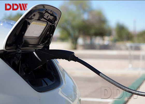 نشانه دیجیتال پانل ISO9001 در فضای باز 70 اینچ DDW-AD7001S برای ماشین انرژی 2500 نیوتن